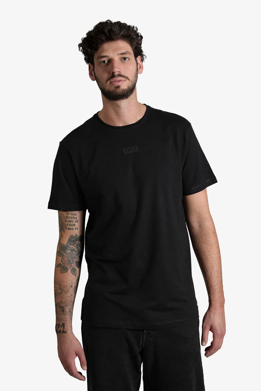 T-Shirt 195 BOX SMALL in Schwarz für große Männer – am Model, Vorderansicht mit Box-Logo