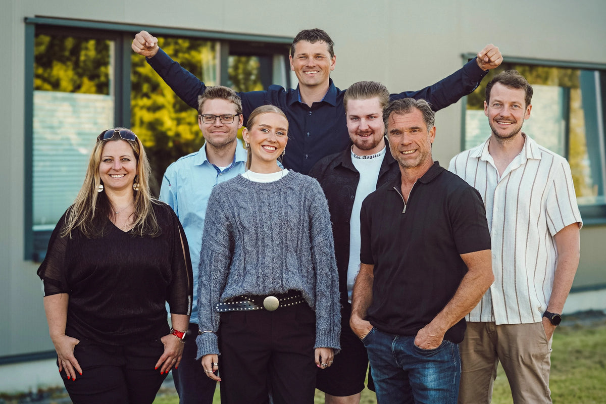 Das Team von oneninetyfive vor dem Büro in Bochum