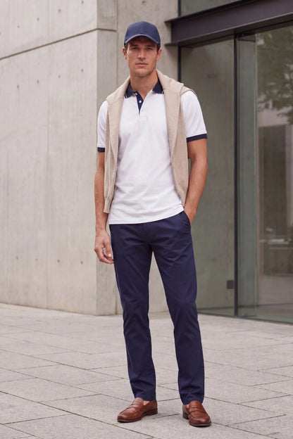 Chino-Hose in Blau für große Männer – getragen am Model