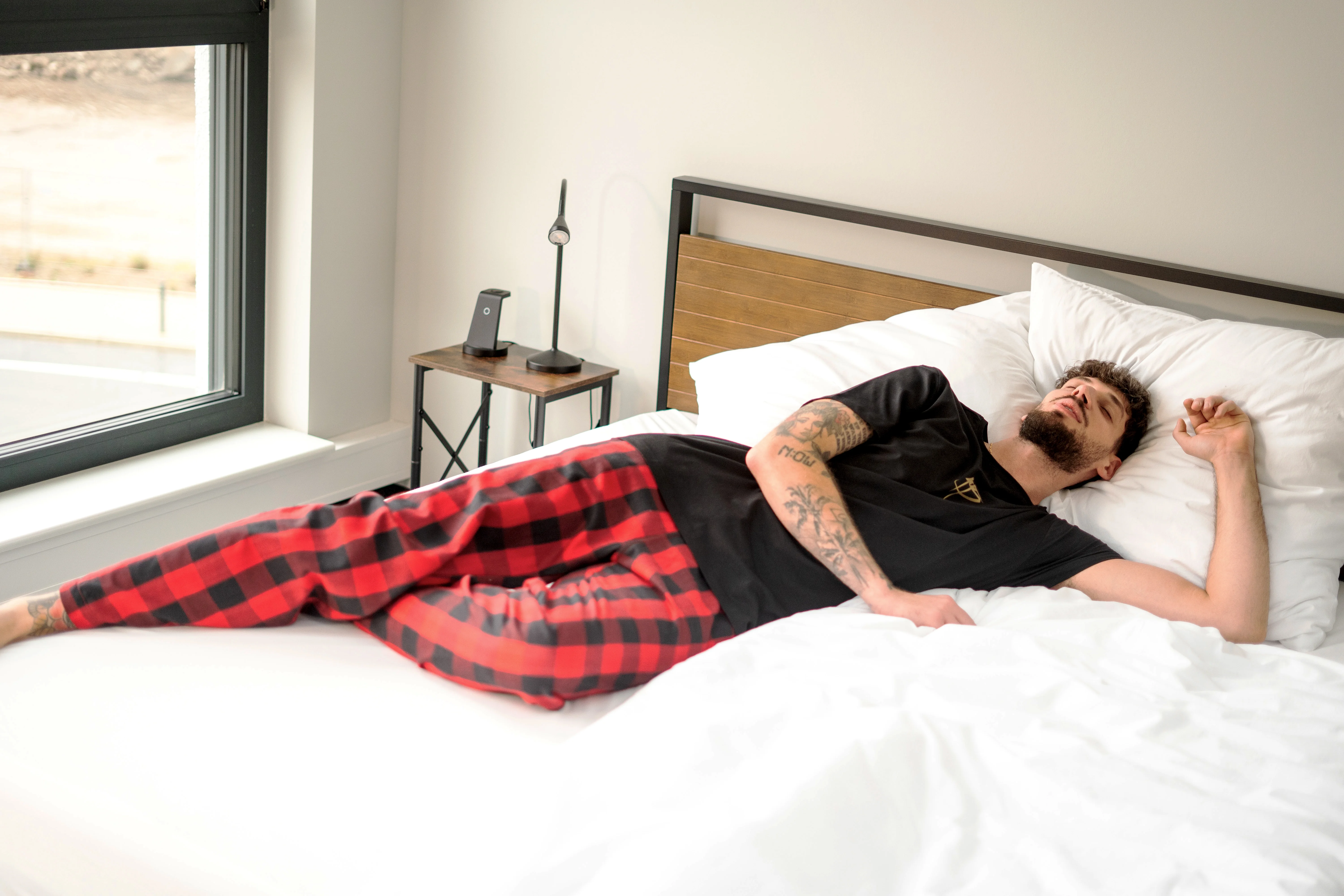 Man liegt auf dem Bett mit gemütlicher Nachtwäsche