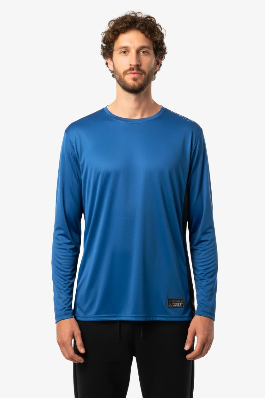 Großer Mann trägt langes Trainingsshirt von oneninetyfive