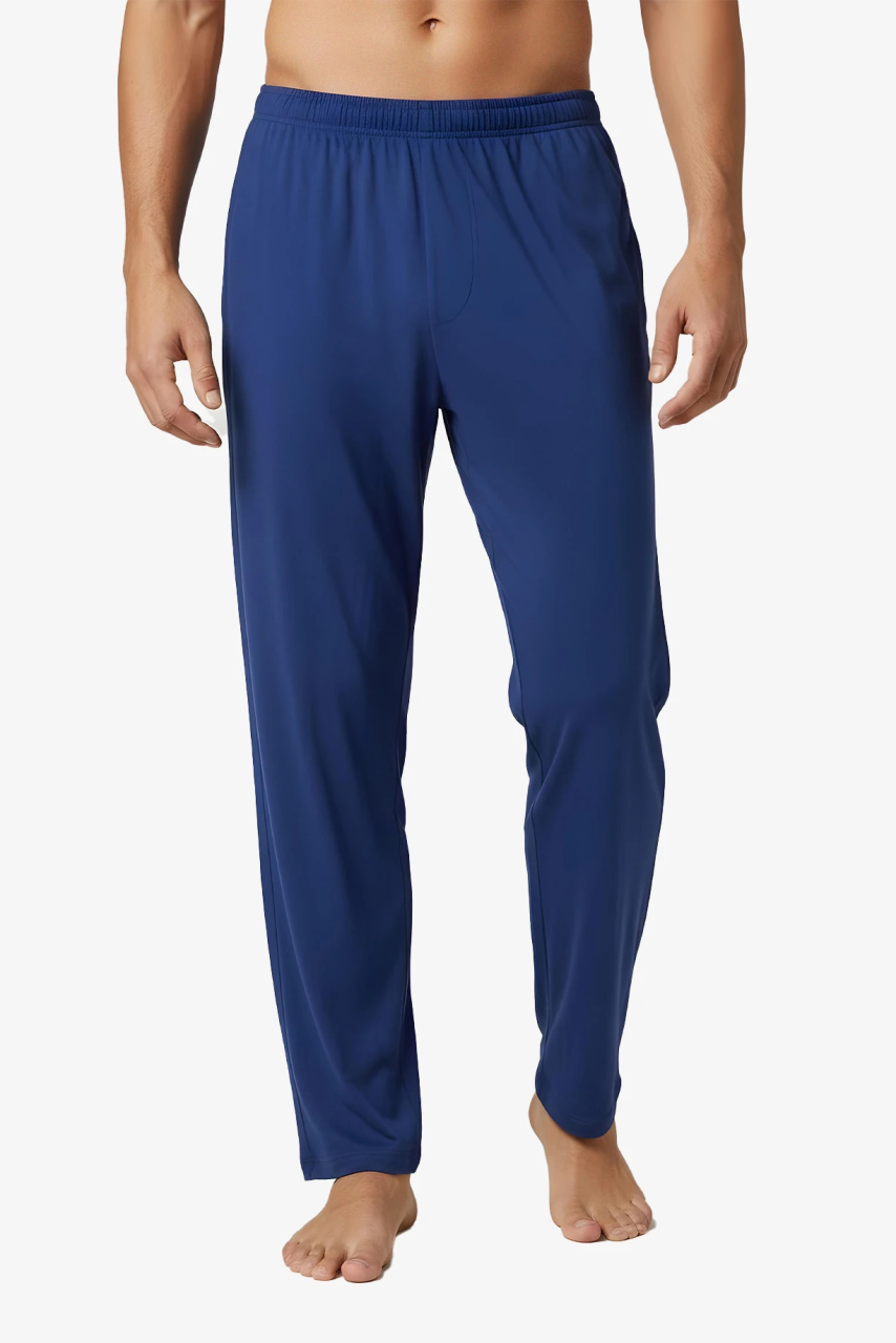 Großer langer Mensch in einer blauen Schlafhose